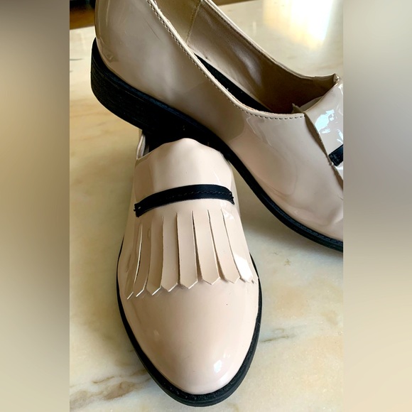 Beige loafers. - Picture 5 of 6
